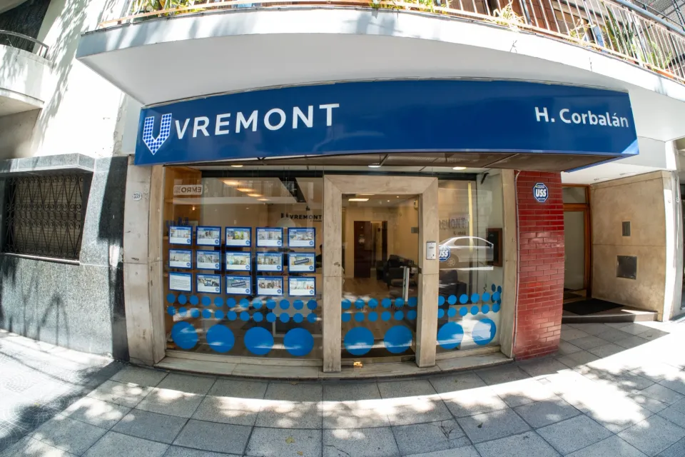 La vidriera de la oficina, sobre Alberti